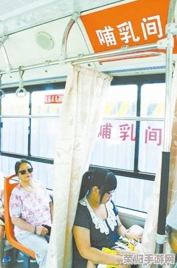 公交车掀开奶罩边躁，网友热议女性权益和道德底线
