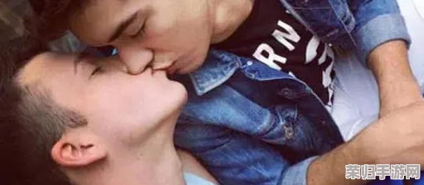 亚洲男同GAY洗澡偷拍：隐私侵犯与性别认同的复杂交织，引发社会热议与反思