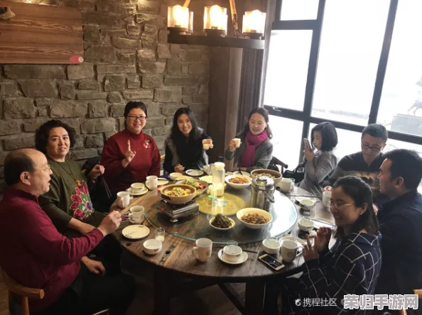 三个姑娘一锅烩：美食与友情交织的温暖故事，体验多彩人生的独特风味与深刻感悟