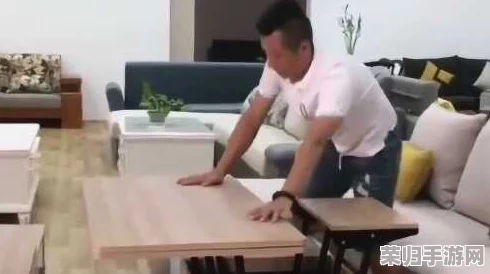几个装修工人把我压在茶几，一键免费下载使用，推荐指数：★★★★★