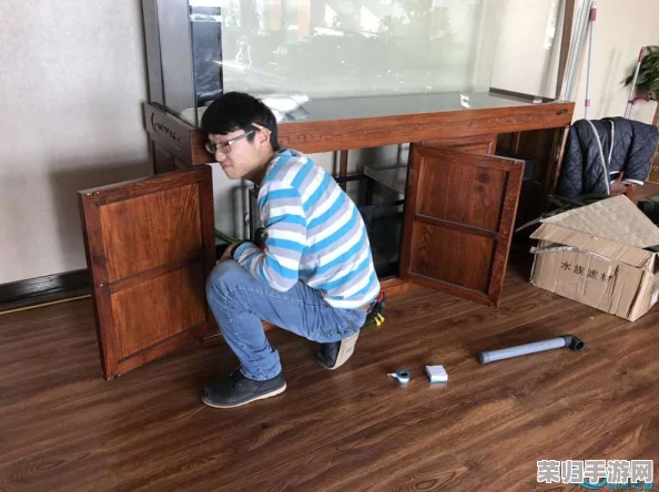 几个装修工人把我压在茶几，一键免费下载使用，推荐指数：★★★★★