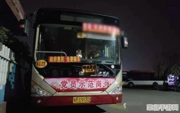 公交车站避雨1~4:城市生活中的小确幸与温暖瞬间,感受人情味的美好时刻 公交车站避雨1~4:城市生活中的小确幸与温暖瞬间,感受人情味的美好时刻