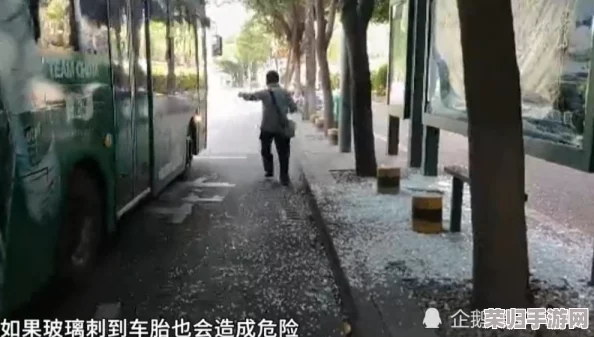 公交车站避雨1~4:城市生活中的小确幸与温暖瞬间,感受人情味的美好时刻 公交车站避雨1~4:城市生活中的小确幸与温暖瞬间,感受人情味的美好时刻