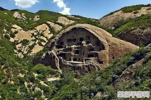 “腐烂藤蔓在神庙哪里？探寻隐藏之地的神秘象征与历史故事”
