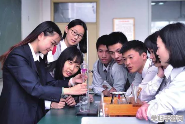 班长露出 让学生吃，学生纷纷表示：这是我见过最贴心的班长，真让人感动！