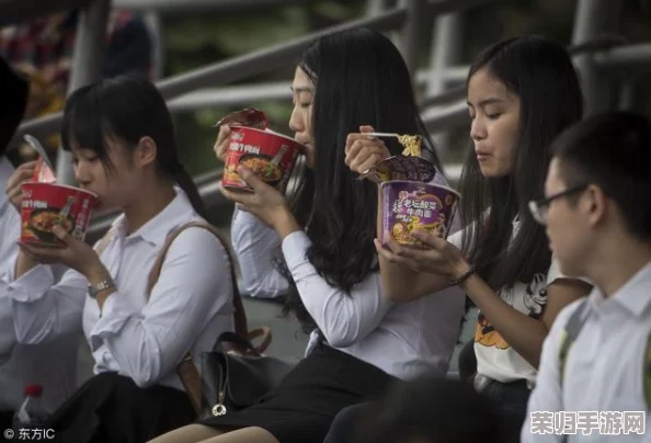 班长露出 让学生吃,学生纷纷表示:这是我见过最贴心的班长,真让人感动! 班长露出 让学生吃,学生纷纷表示:这是我见过最贴心的班长,真让人感动!