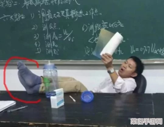 老师脱 让学生摸 日本：网友热议这一事件，称其为“教育失范的典型案例”引发广泛讨论