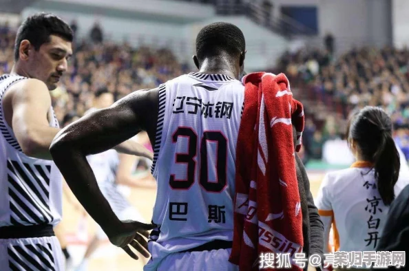 黑又硬巴斯狂砍37+14，网友称赞“实力与魅力并存，简直就是球队的灵魂！”