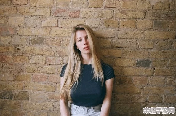 真人实拍女初被破www：细腰纤手，清秀可爱的美少女第一次被男友插入深处，表情诱人