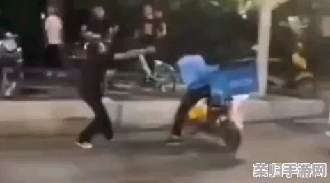 男生女生一起愁愁愁很痛的轮滑鞋，网友吐槽：穿上就像被踩了十万次，真心受不了！