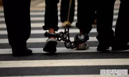 男生女生一起愁愁愁很痛的轮滑鞋，网友吐槽：穿上就像被踩了十万次，真心受不了！