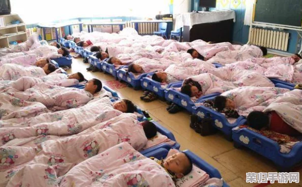 年轻夫妻把小孩哄睡后开监控，网友：这样的父母太细心，让人感到温暖和安心！