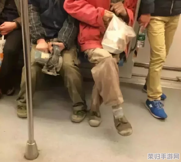 老太脱裤让老头玩ⅹXXXX，网友：这是一种怎样的“乐趣”？真是让人目瞪口呆！