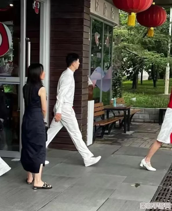 妈妈生日喝酒了没忍住，网友感慨：这就是放松的最好方式，家庭聚会总是令人怀念的幸福时刻！