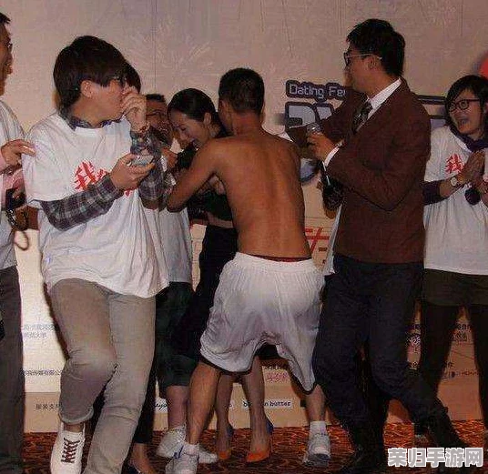 裸男互摸Gay脱裤子自慰，网友评价：这种行为真是大胆，令人既惊讶又好奇，难以想象他们的心态。