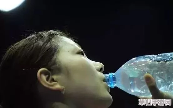 灌水按压肚子哭，网友评价：这种极端做法实在让人心痛，真的不值得！