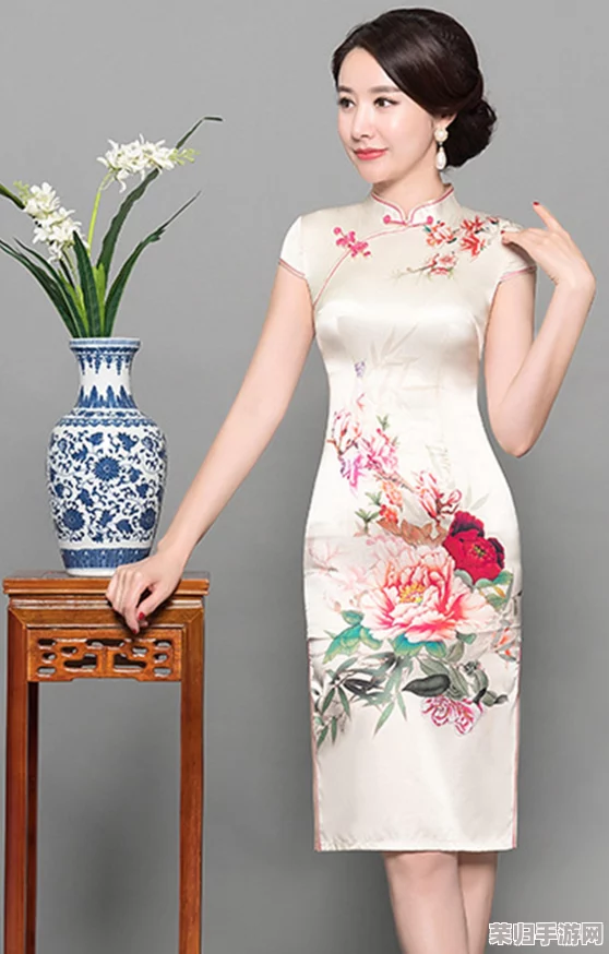 理解老师黑色双开真丝旗袍的独特魅力与优雅气质，展现传统与现代的完美结合