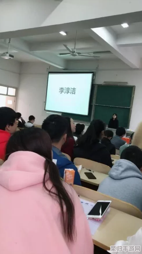 班长摘下奶罩 让我爽了一节课，网友纷纷表示：这样的课堂太刺激了，简直不敢相信！