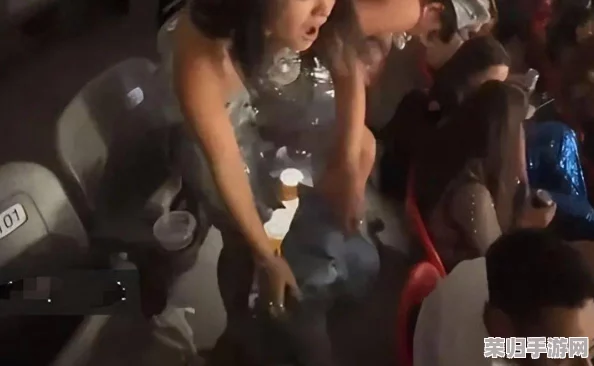 忘穿内裤在公交车摸喷水爽文，引发网友热议：大胆行为是刺激体验还是不雅之举？