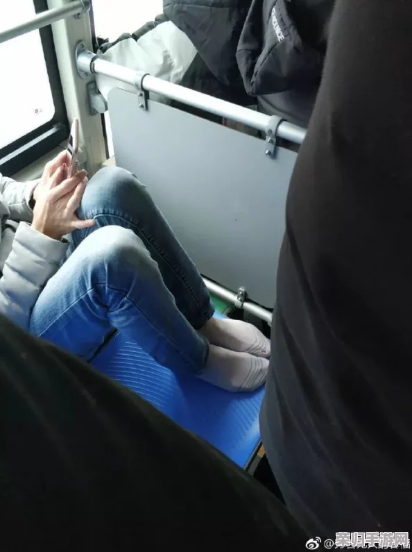 忘穿内裤在公交车摸喷水爽文，引发网友热议：大胆行为是刺激体验还是不雅之举？
