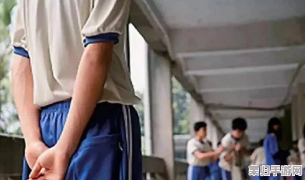 班长露出 强行被男生揉作文：在青春的迷茫中，友情与界限的碰撞引发的思考