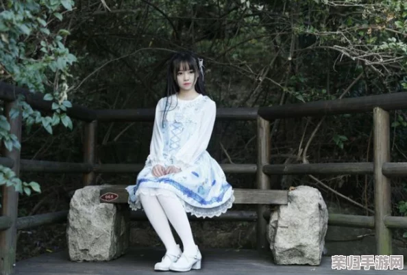 白丝校花 扒开美腿甜美打扑克，网友直呼“眼福不浅，真是养眼的组合！”