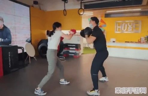 双胞胎夹心运动：网友热议其趣味性与挑战性，称其为“健身新风潮”，意外收获众多追随者！