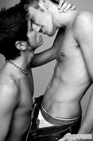 男男Gay洗澡互吃鳮：网友热评“这种亲密的互动让人感到新奇而有趣，真是大胆的尝试！”