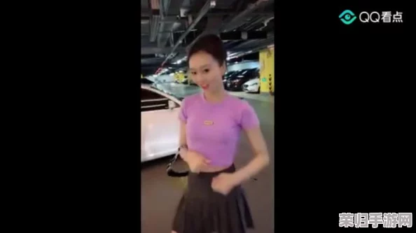 老师撩起胸让我的 蹭来蹭去，网友热议：这绝对是课堂上最吸引人的一幕！