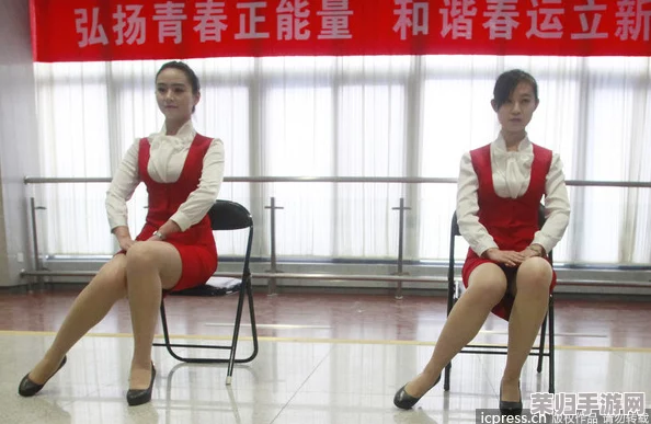 美女露出 让男生玩，网友热议：美丽与诱惑并存，眼前的她真是让人无法抗拒！