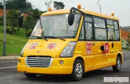 幼儿园的老师们振宇校车司机：网友称赞其耐心与细心，守护孩子安全出行真令人感动！