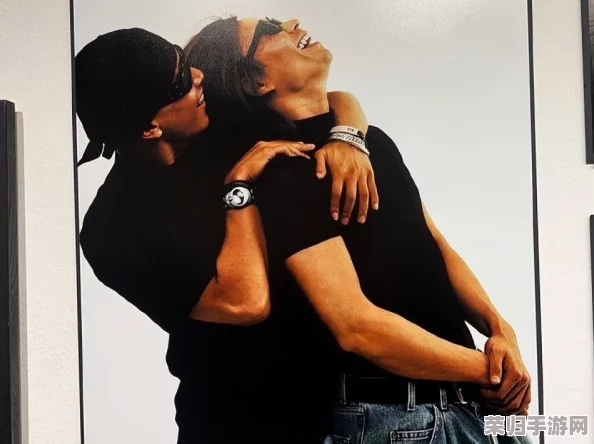 欧美军警猛男男同GAY，网友热议：实力与魅力并存，展现了现代男性的多元风采！