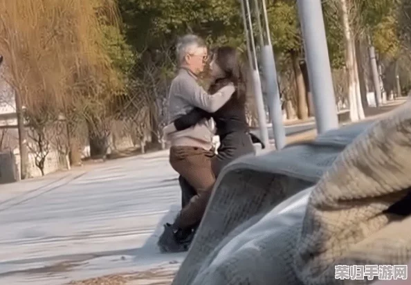69XX勾搭老头野战！网友热议：惊呆了，这也太刺激了吧