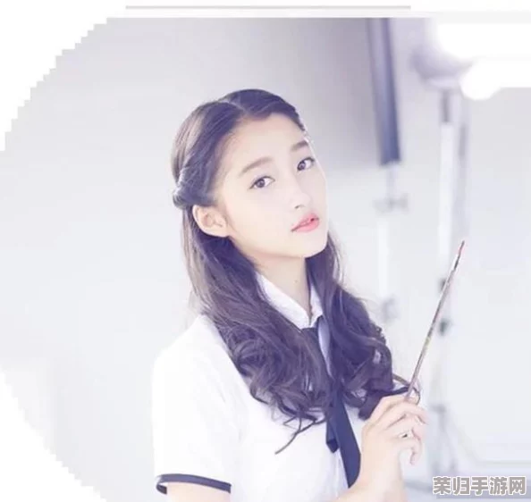 白咲碧：网友热议她的演技与造型，赞其气质独特引人注目，成为新一代人气女演员的代表！