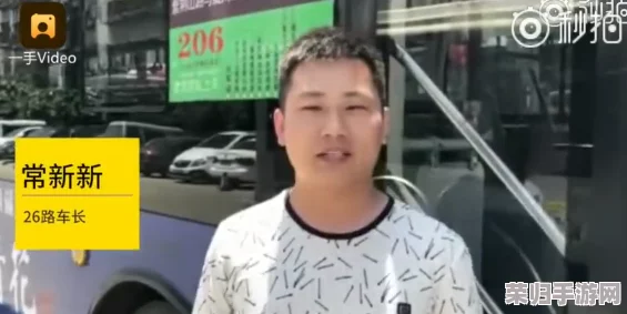 李艳坐公交车：网友评价纷纷路人好感满满，司机的温暖让人倍感亲切