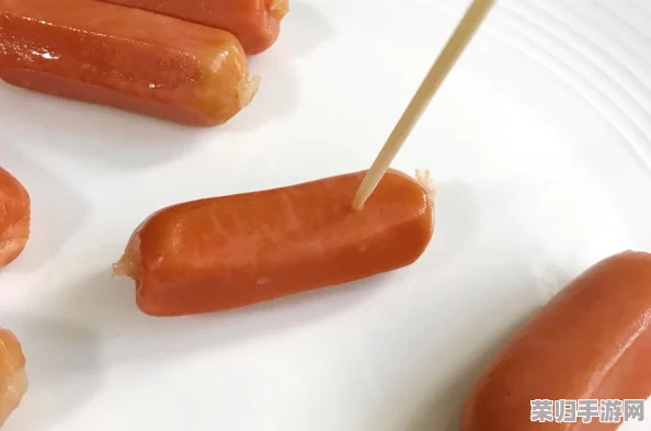 “小洞想吃腊香肠有声音吗？用户探讨腊香肠的魅力与烹饪时的诱人声响”