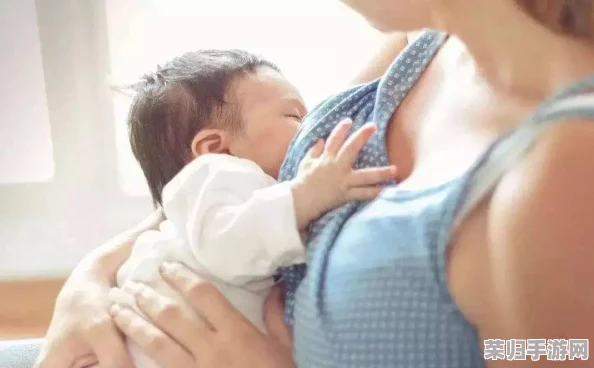 老师露出两个奶球让我吃奶头，感受那种亲密与温暖的瞬间，让人难以忘怀