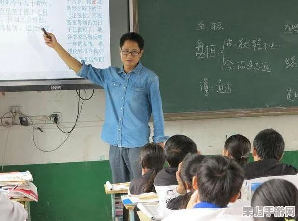 老师露出 强行让男生揉小说，引发网友热议：有人认为教育过度，有人表示反对这种行为