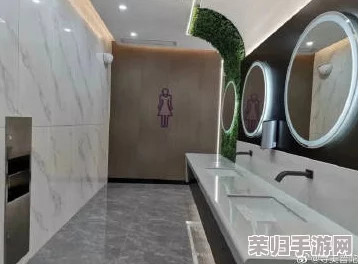我是学校的公厕谁都能上小作文，引发热议，网友纷纷表示：每个人的需求都应被尊重，公厕也应更人性化！