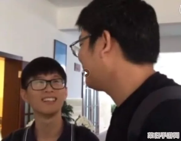 男生将坤坤申请女生的定眼迷眼，网友表示这创意实在太有趣了，令人期待他的表现！