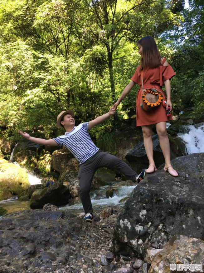 我夫妻俩和朋友夫妻自驾游，感受自然之美与友情的深厚情谊