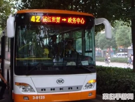 校花公交车被多人伦，网友热议：这样的视频为何还能流传？道德何在！