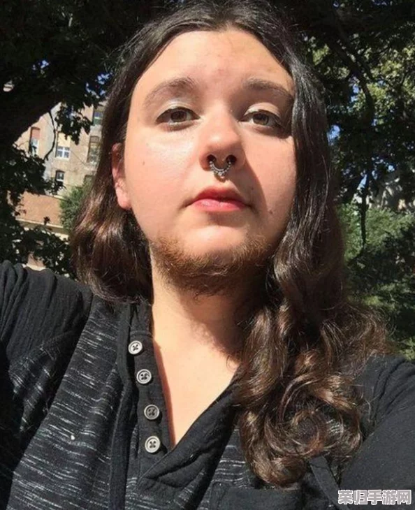 丰滿多毛的大隂户特写：网友评价称其展现了独特的美感和大胆的艺术风格，引发热议与关注