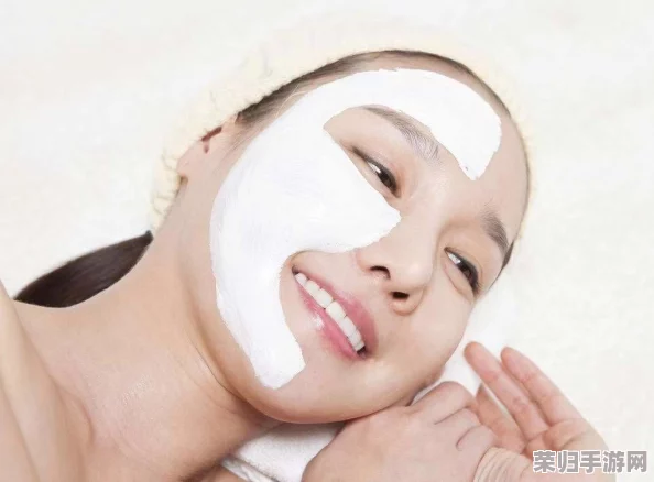 “一面膜胸口一面膜下60分钟，完美体验令肌肤焕发新生，深层滋养与修复的绝妙搭配”