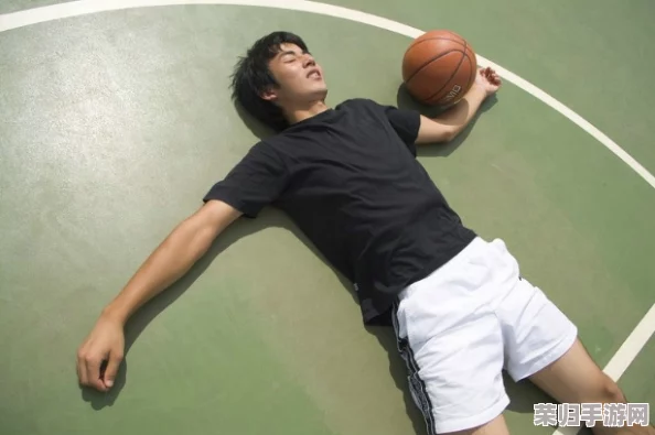 GaYGAYS 白袜体育生：汗水与荷尔蒙的碰撞，运动场上的青春激情四射