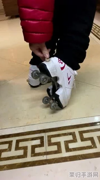 男女生拆拆很痛的轮滑鞋免费，意在表达对轮滑鞋不适感的关注与解决方案，让更多人体验到舒适的滑行乐趣