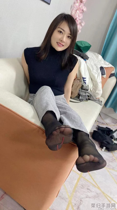 黑丝美女足交：在视觉与触觉的交融中，感受美丽与欲望的极致碰撞