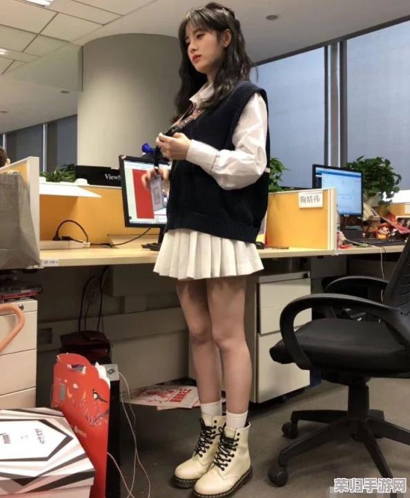 白丝美女被娇喘流出白色，网友称赞“人间绝色，实在太美了！”