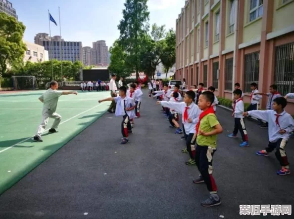ちゃんが腿法娴熟脚法，展现出高超的技艺与灵活性，让人惊叹于其独特的表演风格和精湛的技巧