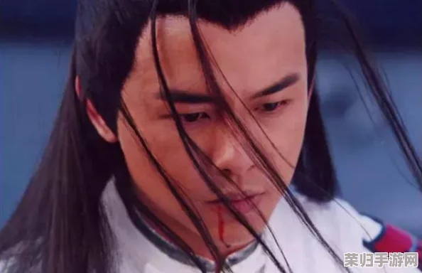 魏无羡缠着腰不让他退出，展现了深厚的情感纠葛与执念，让人思考爱与自由之间的微妙关系